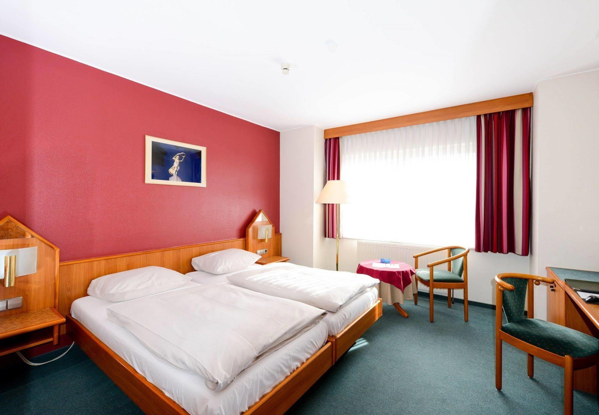 Christophe Colomb Luxembourg Exterior photo